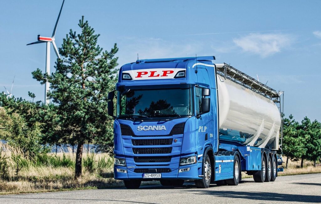 Ciężarówka Scania z naczepą silosową PLP